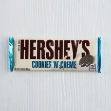 Шоколад белый с кусочками печенья Hershey's Cookies&Creme, 44г