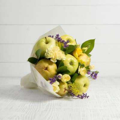 Букет из фруктов и цветов "Весенняя сказка"