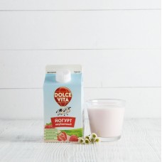 Йогурт с клубничным сиропом 2,5% Dolce Vita, 450г